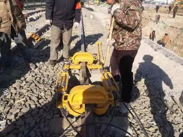 今日頭條、北京日?qǐng)?bào)：13號(hào)線清河站撥線工程倒計(jì)時(shí)，京城地鐵首  次鋪上樹脂軌枕